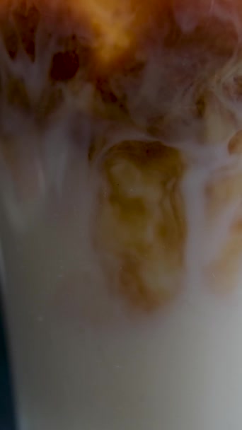 Ledové Latté Mléčnou Kaší Bez Laktózy Nebo Banánovým Kokosovým Mlékem — Stock video