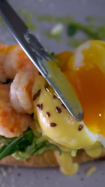 Desayuno Delicioso Tostada Con Aguacate Huevos Benedict Deliciosos Camarones Pan — Vídeo de stock