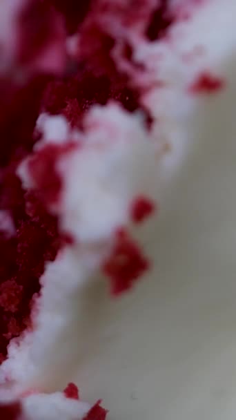 美味的蛋糕红色天鹅绒白色乳酪红色多孔蛋糕层与叉子压碎甜点特写 美味蛋糕和烹调烹饪的各层蛋糕展示了面团的研究结构 — 图库视频影像