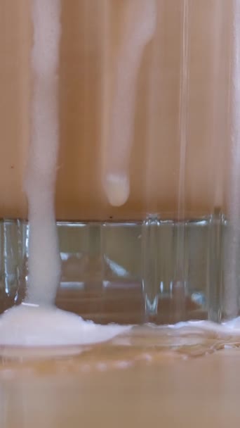 Frappe Com Xarope Açúcar Café Com Leite Deliciosa Bebida Alta — Vídeo de Stock