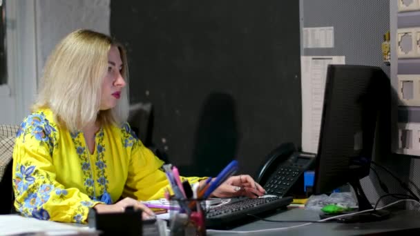 Femme Affaires Concentrée Travaillant Sur Ordinateur Portable Bureau Maison Femme — Video