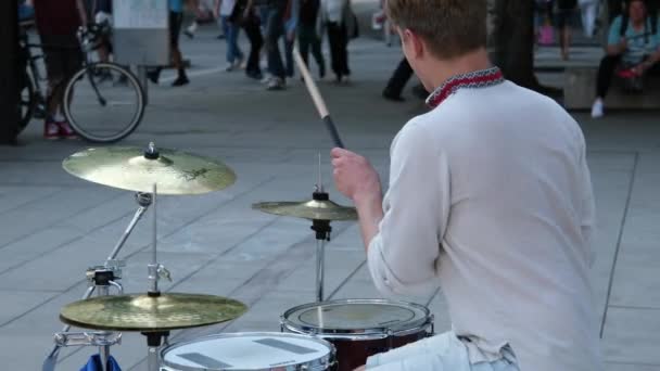 精湛的打鼓漂亮的欧洲小伙子穿着乌克兰绣花衬衫 乌克兰民族服装 打鼓挥棒 快乐的力量专业精神 — 图库视频影像