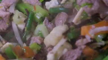 Sokak yemekleri satıcısı kızartılmış pirinç vermicelli ayrıca bihun olarak da bilinir. Tavada kızartılmış pirinçli vermicelli pişirmek. Yüksek kalite 4k görüntü