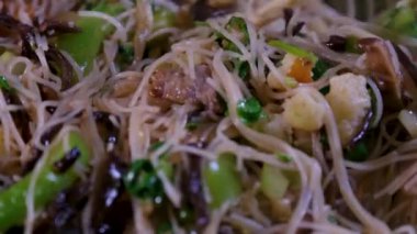 Sokak yemekleri satıcısı kızartılmış pirinç vermicelli ayrıca bihun olarak da bilinir. Tavada kızartılmış pirinçli vermicelli pişirmek. Yüksek kalite 4k görüntü