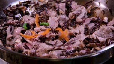 Sokak yemekleri satıcısı kızartılmış pirinç vermicelli ayrıca bihun olarak da bilinir. Tavada kızartılmış pirinçli vermicelli pişirmek. Yüksek kalite 4k görüntü