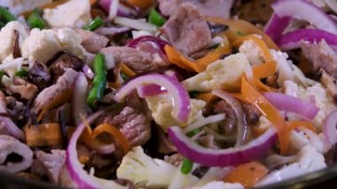 Sokak yemekleri satıcısı kızartılmış pirinç vermicelli ayrıca bihun olarak da bilinir. Tavada kızartılmış pirinçli vermicelli pişirmek. Yüksek kalite 4k görüntü