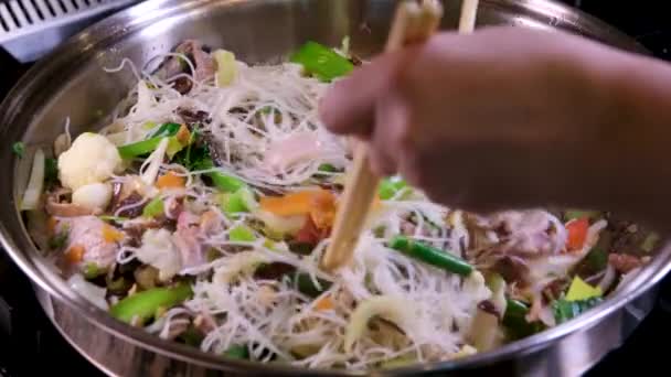Street Food Vendor Förbereda Stekt Ris Vermicelli Även Känd Som — Stockvideo