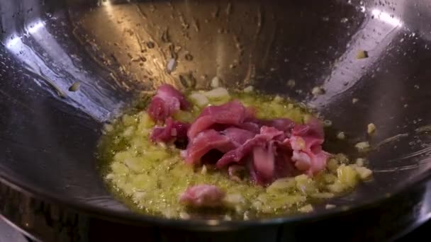 Kızarmış Erişteyi Tavuk Dilimleriyle Karıştır Kırmızı Biber Mantar Soğan Soya — Stok video