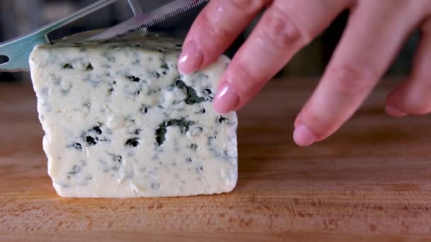 Ahşap Tabakta Meyve Armuduyla Mavi Peynir Kesen Kadın Eli Bıçaklı — Stok video