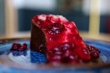 tatlı çilekli, böğürtlenli, vişneli veya beyaz arka planda diğer meyveli turtalar. Yüksek kalite fotoğraf