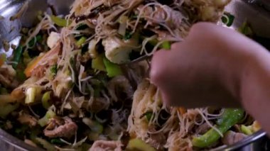 Sokak yemekleri satıcısı kızartılmış pirinç vermicelli ayrıca bihun olarak da bilinir. Tavada kızartılmış pirinçli vermicelli pişirmek. Yüksek kalite 4k görüntü