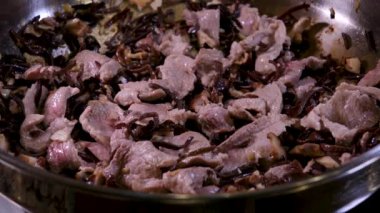 Sokak yemekleri satıcısı kızartılmış pirinç vermicelli ayrıca bihun olarak da bilinir. Tavada kızartılmış pirinçli vermicelli pişirmek. Yüksek kalite 4k görüntü