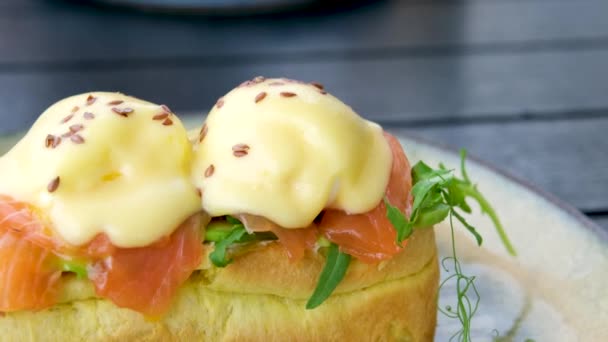 Oeuf Traditionnel Benedict Avec Tranches Bacon Sur Pain Grillé Oeuf — Video