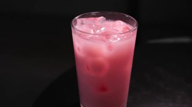 Bardağa alkolsüz bir içecek döküldü. Yüksek kalite 4k görüntü