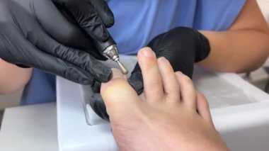 Bir pedikür uzmanının tırnak törpülemesinin Macro Close 'u. Yüksek kalite 4k görüntü