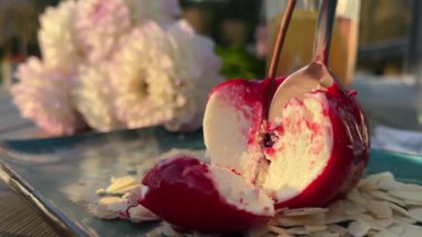 Karamelli cheesecake yiyorum. Çatalla karamel peynirli kek yiyorum. Yüksek kalite 4k görüntü