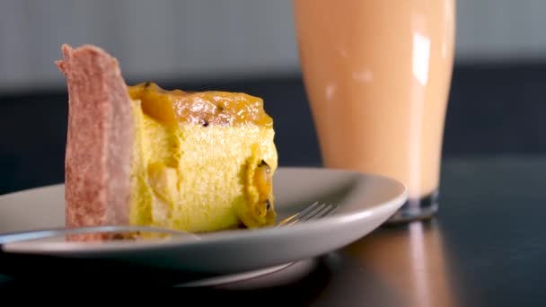 Крупним Планом Половина Їденого Лимонного Пирога Високоякісні Кадри — стокове відео