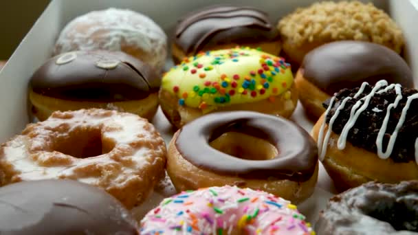 Ovenfra Søte Velsmakende Donuts Med Forskjellige Glass Trebordet Full Opptak – stockvideo