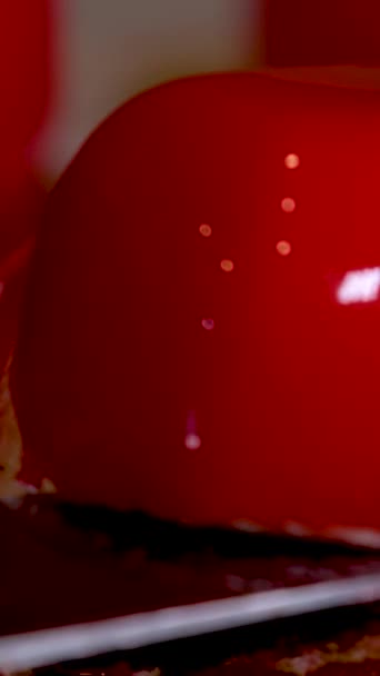 Красное Зеркало Наполовину Остекленело Велор Предприниматели Маленькими Сердцами Золотом — стоковое видео