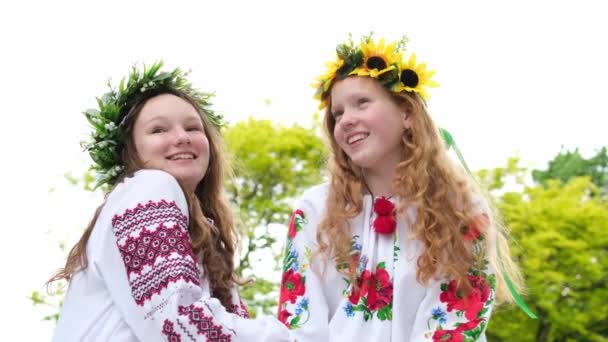 Hochsommer Zwei Mädchen Slawischer Kleidung Flechten Der Nähe Des Feuers — Stockvideo