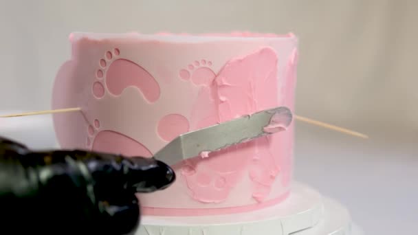 Przygotowanie Tortu Urodzinowego Narodzin Dziecięcej Dekoracji Rozkładającej Różowy Krem Szablon — Wideo stockowe