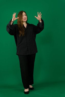 Siyah çizgili erkek tişörtlü yeşil arka plan kromatonlu bir kadın farklı yüz ifadeleri mesaj temizleme için yakın çekim reklam alanı. nazik gözler.