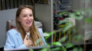 Mutlu bir kadının konuşması çerçeveye bakıp gülen bir ofis çalışanının dosyalarla dolu bir rafın yanında iş arkadaşlarıyla hoş bir iletişim kurmasını sağlıyor. Çizgili tişört