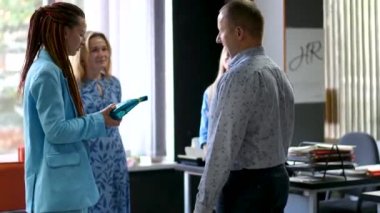 Mutlu Lider Motivasyon Çalışanları İşletme Ekibi Birlikte Beş Verin, Ofis Çalışanları Grubu ve Koç Takım Başarısını Kutlama Başarısı İyi Sonuçlar Takım Çalışması Konseptinde Birleştirildi. Yüksek kalite