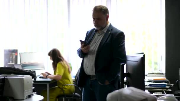 Jefe Oficina Hablando Por Teléfono Hombre Con Sobrepeso Con Una — Vídeos de Stock