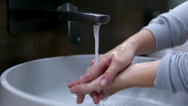 Gros Plan Femme Biraciale Lavant Les Mains Dans Salle Bain — Video