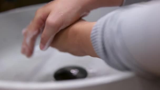 Gros Plan Femme Biraciale Lavant Les Mains Dans Salle Bain — Video