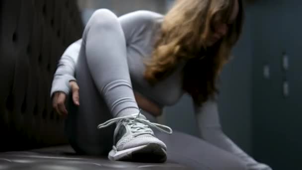 Förbereda Sig För Sportaktiviteter Ung Tonåring Flicka Sätta Sneakers Gym — Stockvideo