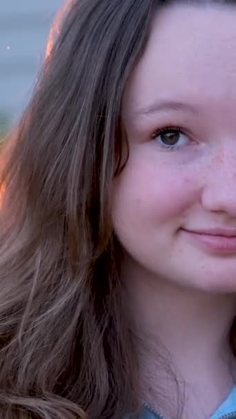 Lächeln Eines Aufgeweckten Teenagers Aus Nächster Nähe Mund Aus Nächster — Stockvideo