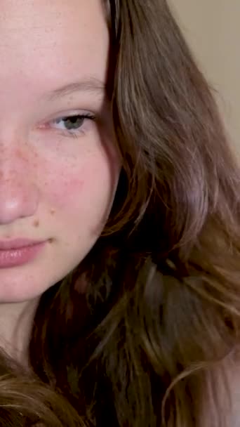 Modern Akıllı Telefonu Kullanan Genç Bir Bayan Banyodaki Ekrana Bakıyor — Stok video