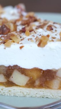 Makarna peyniri ve cevizli kısa hamurlu pasta, çatalla hassas tabakayı kırmak ve restorandaki bir tabakta yakın çekim makro video görüntülerini doldurmak.