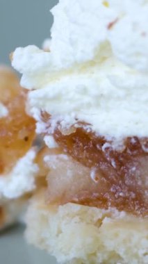 Makarna peyniri ve cevizli kısa hamurlu pasta, çatalla hassas tabakayı kırmak ve restorandaki bir tabakta yakın çekim makro video görüntülerini doldurmak.
