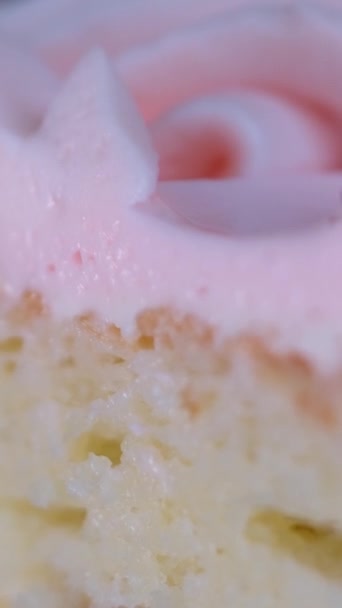 Крупним Планом Рожевий Полуничний Торт Кружляє Білій Тарілці Їдять Чізкейк — стокове відео