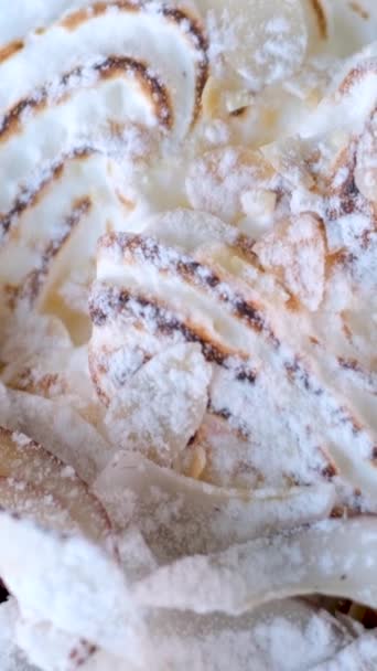 Heerlijke Meringue Met Pannenkoeken Kokosvlokken Restaurant Serveert Ontbijt Een Café — Stockvideo
