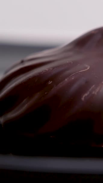 女性の手はプレートからチョコレートで1マシュマロを取ります プレートには2つの美味しいデザートがあり 理想的な形が注がれています — ストック動画
