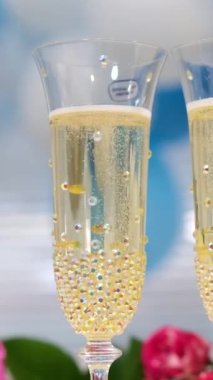 Şampanya bardağında Prosecco köpürüyor. Yüksek kalite