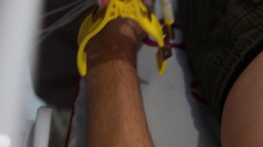 Hastanedeki kardiyogramda kadın doktor en son teknoloji makinesini kullanarak hastayı muayene ediyor ve göğsüne özel vakum bardakları koyuyor. Hastaya ekg yapar