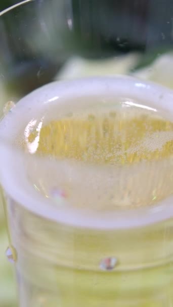 Σαμπάνια Ποτήρι Αστραφτερό Χρυσό Φόντο Υψηλή Ποιότητα — Αρχείο Βίντεο