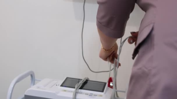 Кардиограмма Больнице Женщина Врач Осматривает Пациента Мужчина Кладет Специальные Присоски — стоковое видео