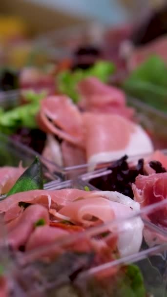 Saladas Porcionadas Chapas Plásticas Uma Mesa Bufete Queijo Maionese Carne — Vídeo de Stock