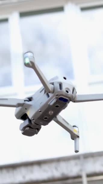Een Drone Stijgt Tegen Achtergrond Van Een Huis Mensen Handen — Stockvideo