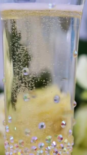 Twee Glazen Champagne Met Confetti Glitter Serpentijn Licht Nachtviering Concept — Stockvideo