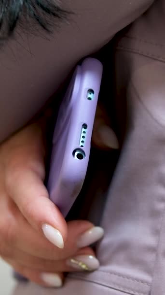 Мобильный Телефон Руке Женщина Руки Крупным Планом Мобильного Телефона Синий — стоковое видео