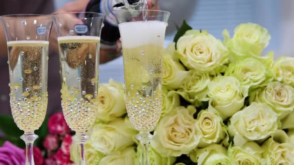 Tre Glas Champagne Kvinnliga Händer Hälla Blå Flaska Champagne Med — Stockvideo