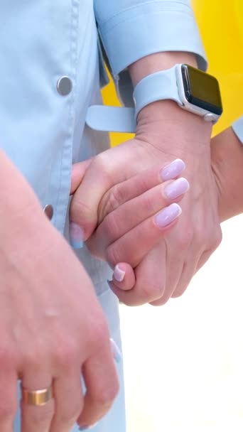 Dwie Kobiety Trzymając Ręce Przyjaźń Radość Uroczystość Dwa Lekarze Pielęgniarki — Wideo stockowe