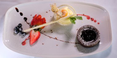 Pahalı bir restoranda servis edilen çikolatalı çilekli siyah çikolatalı tatlı. Tatlı yemek.